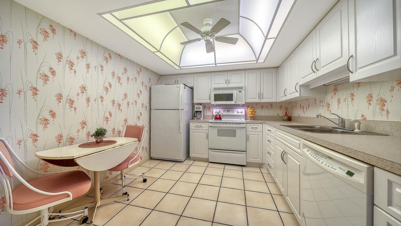 1125 W PEPPERTREE DR #302, SARASOTA, FL, 34242