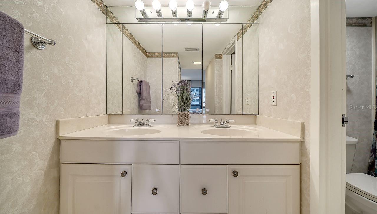 1125 W PEPPERTREE DR #302, SARASOTA, FL, 34242