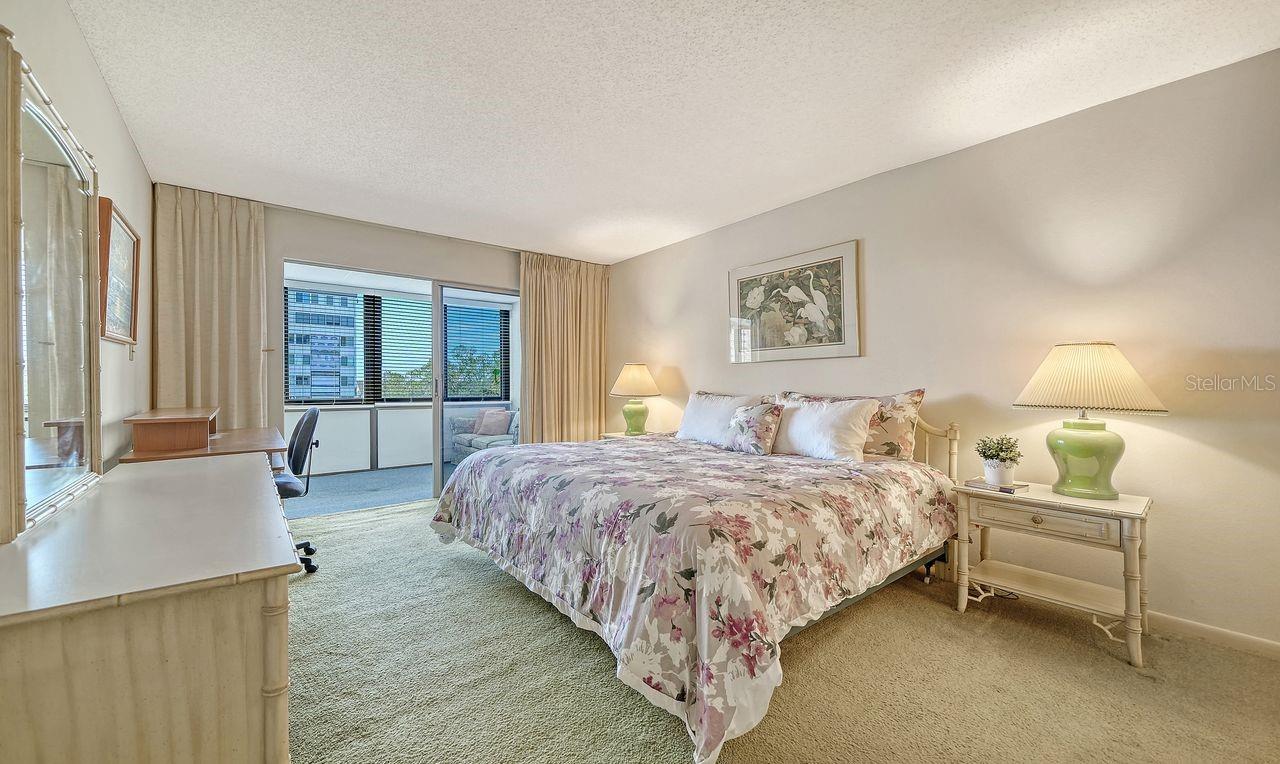 1125 W PEPPERTREE DR #302, SARASOTA, FL, 34242