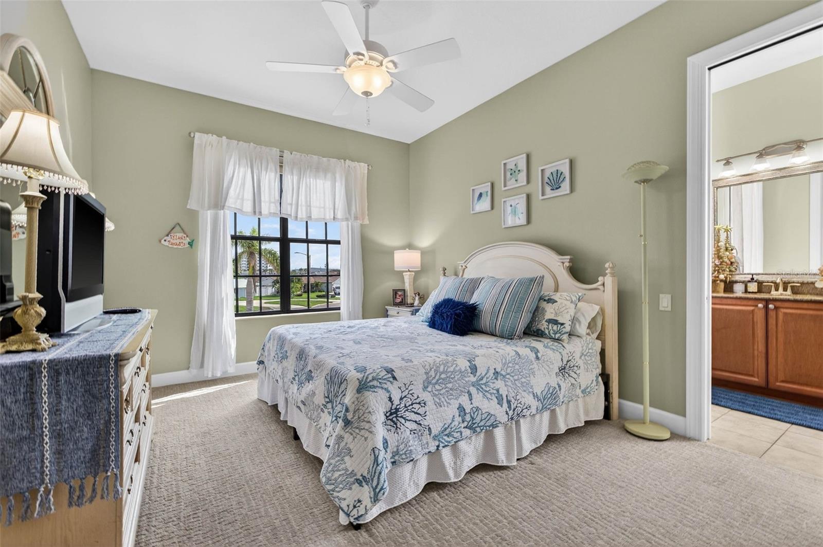 TB8465602 Property Photo