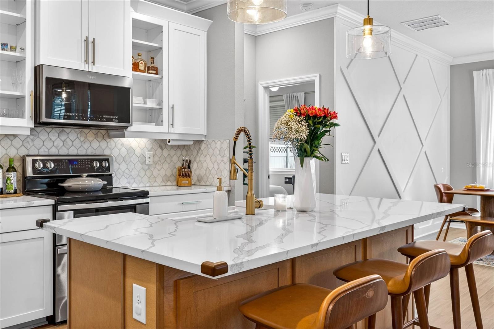 Floor to ceiling detail.