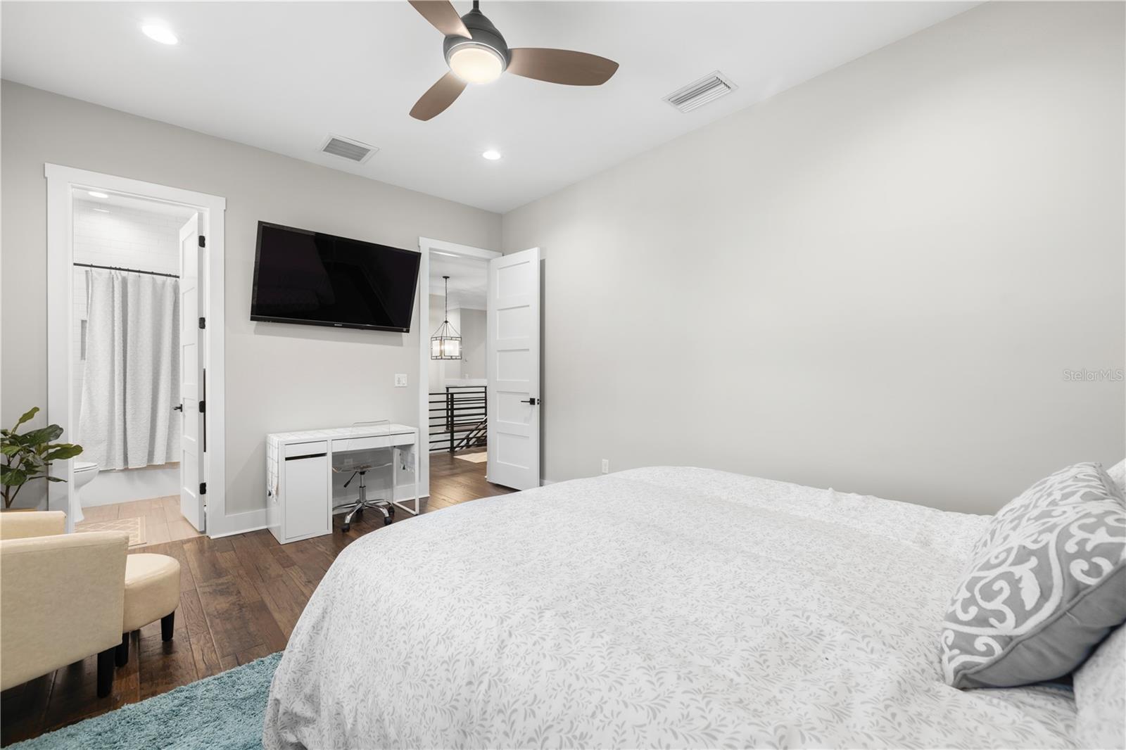 TB8466107 Property Photo