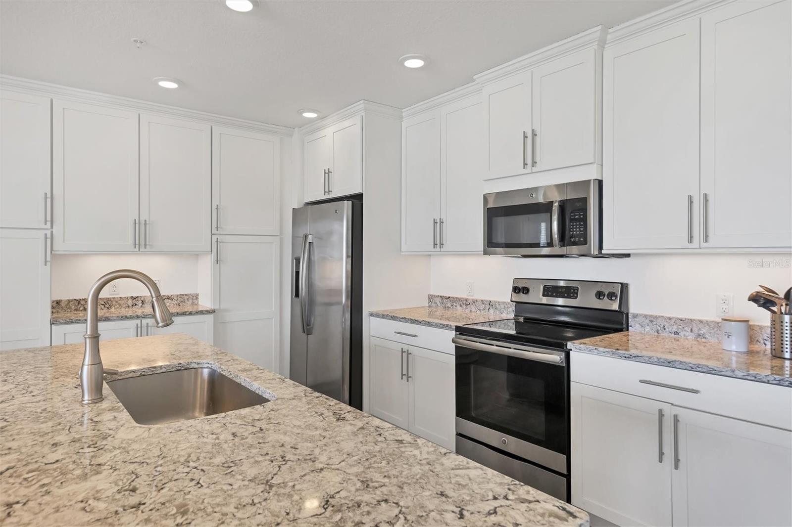 391 ARUBA CIR #401, BRADENTON, FL, 34209