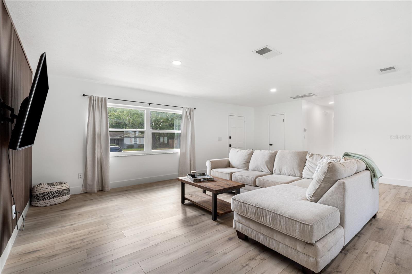 3015 SAINT CHARLES DR DR, TAMPA, FL, 33618