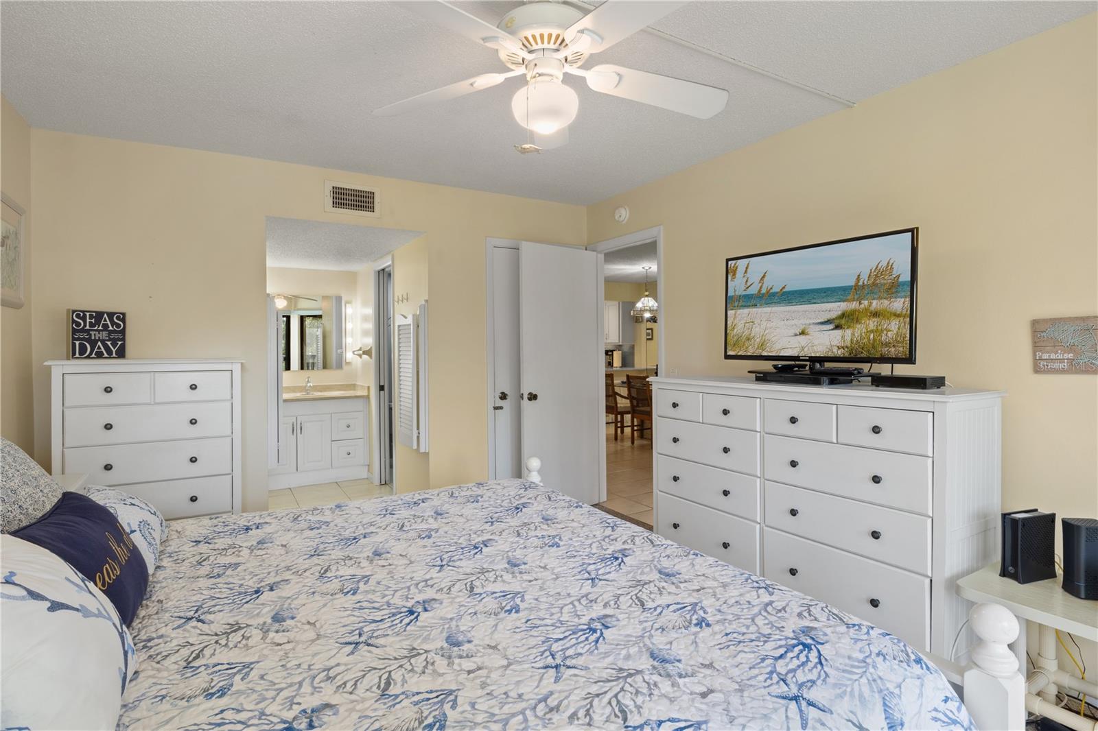 5608 GULF DR #104, HOLMES BEACH, FL, 34217