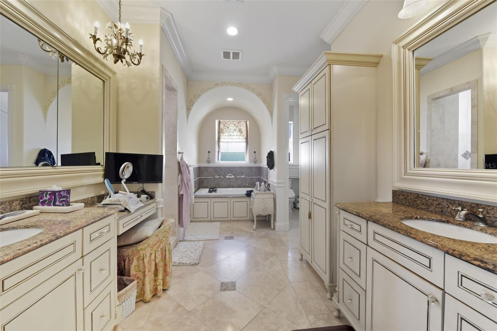 O6375298 Property Photo