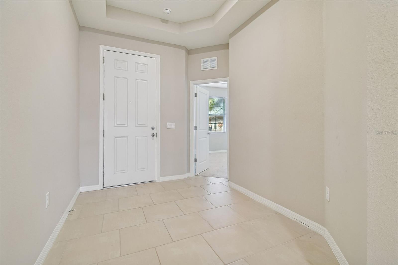 Room next to entrance / Foyer