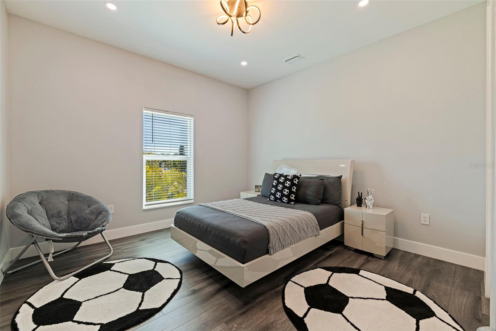 TB8467428 Property Photo