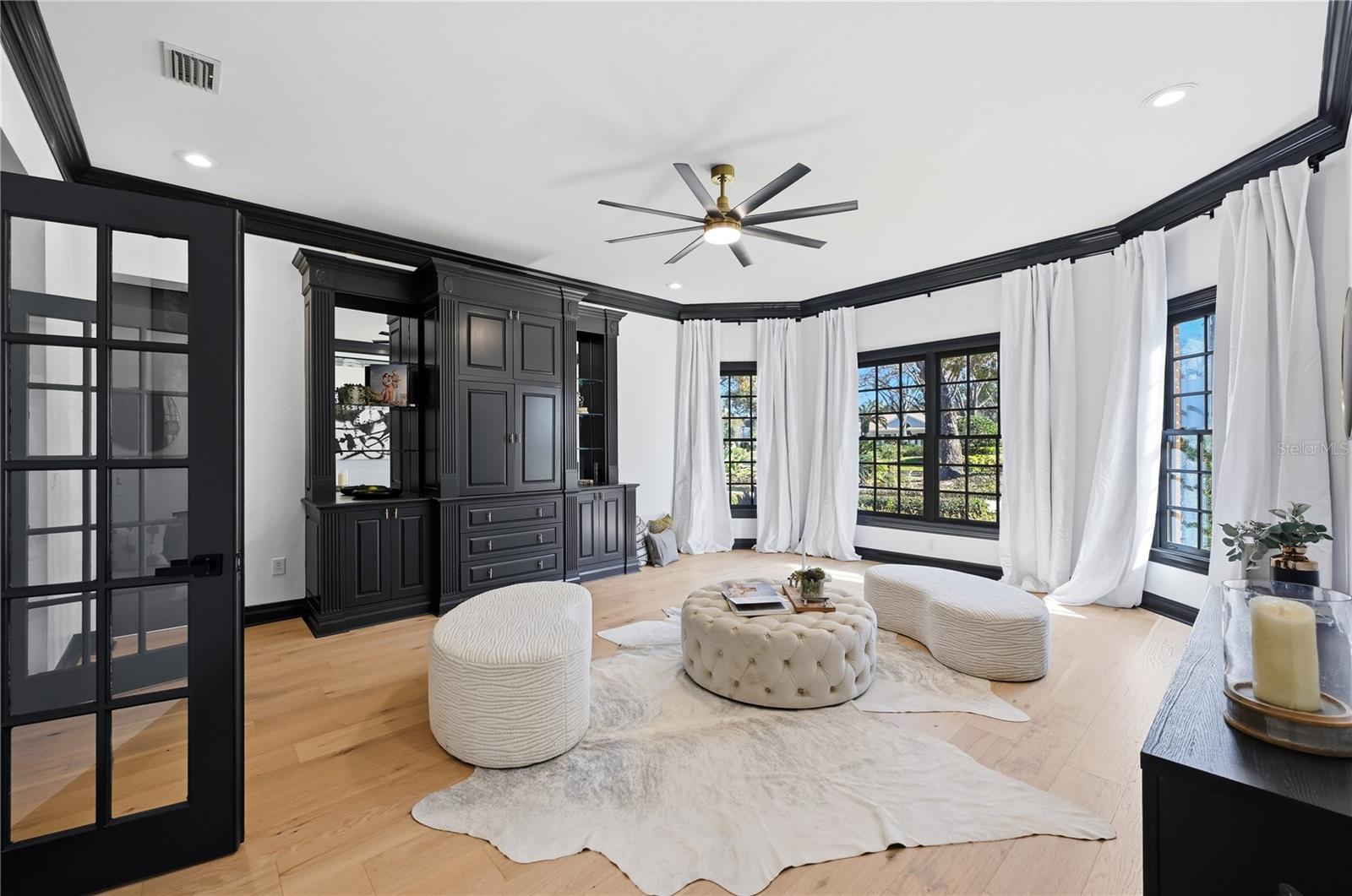 Light and bright Wellness room with pool/exterior access. Works as a guest house as well.