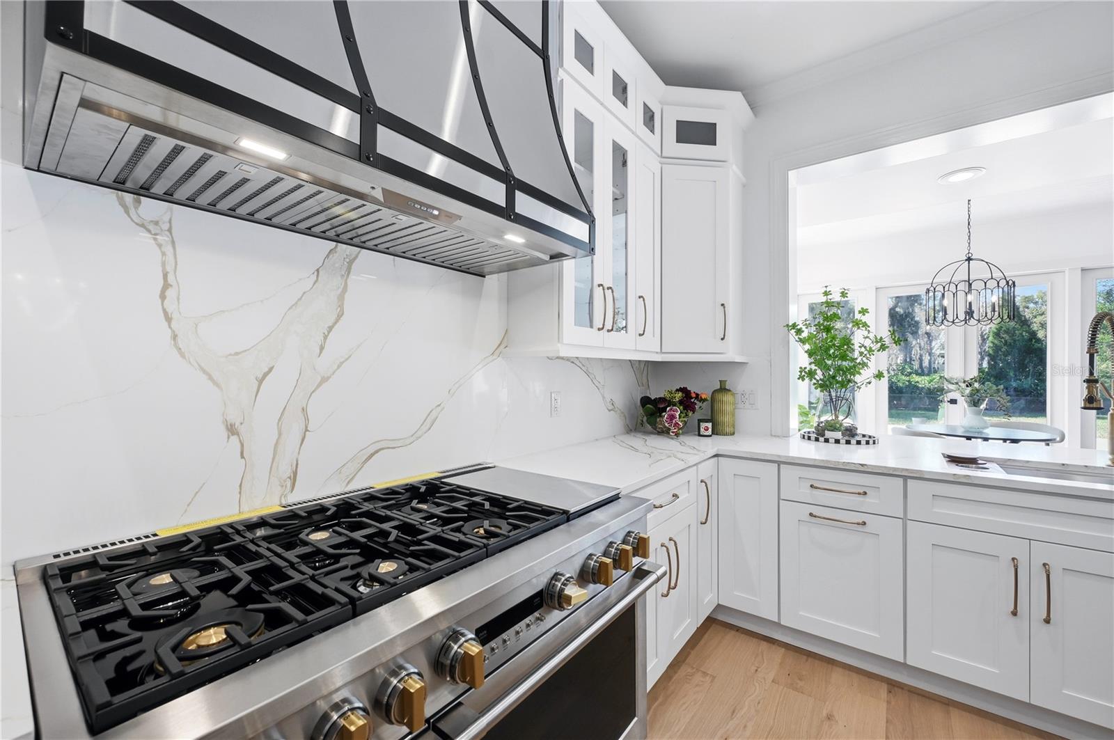 BRAND NEW VIKING GAS RANGE!  Designer hood too!