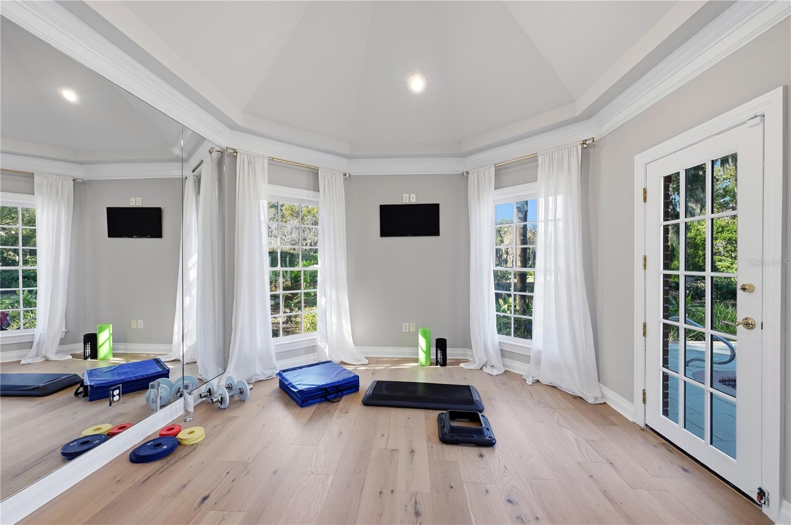 Light and bright Wellness room with pool/exterior access. Works as a guest house as well.