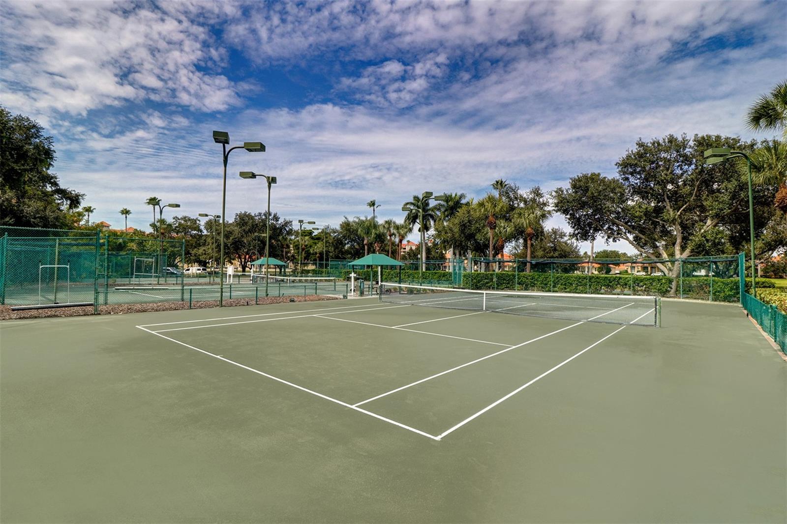 Community tennis & pickleball courts