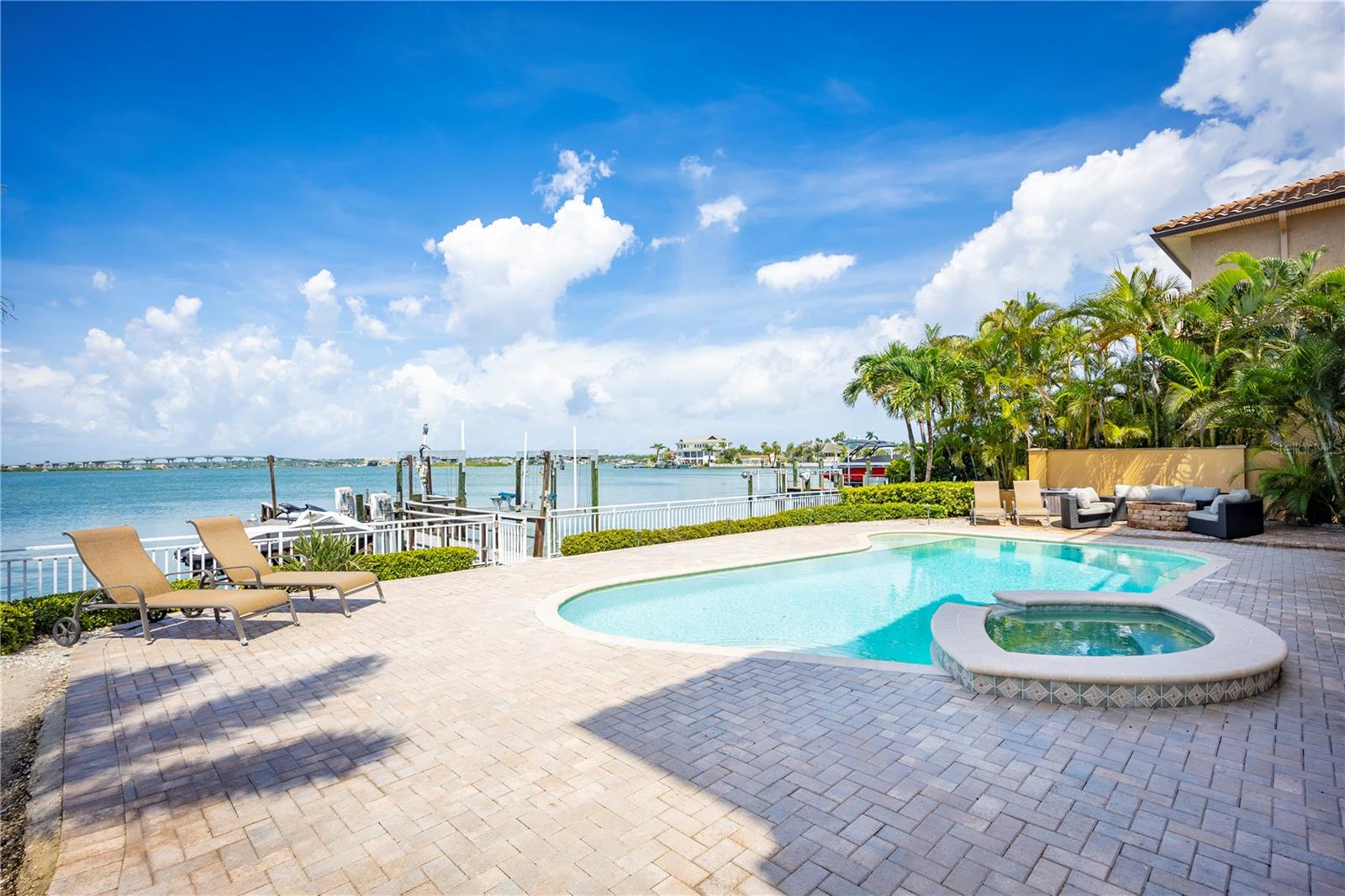 TB8467679 Property Photo