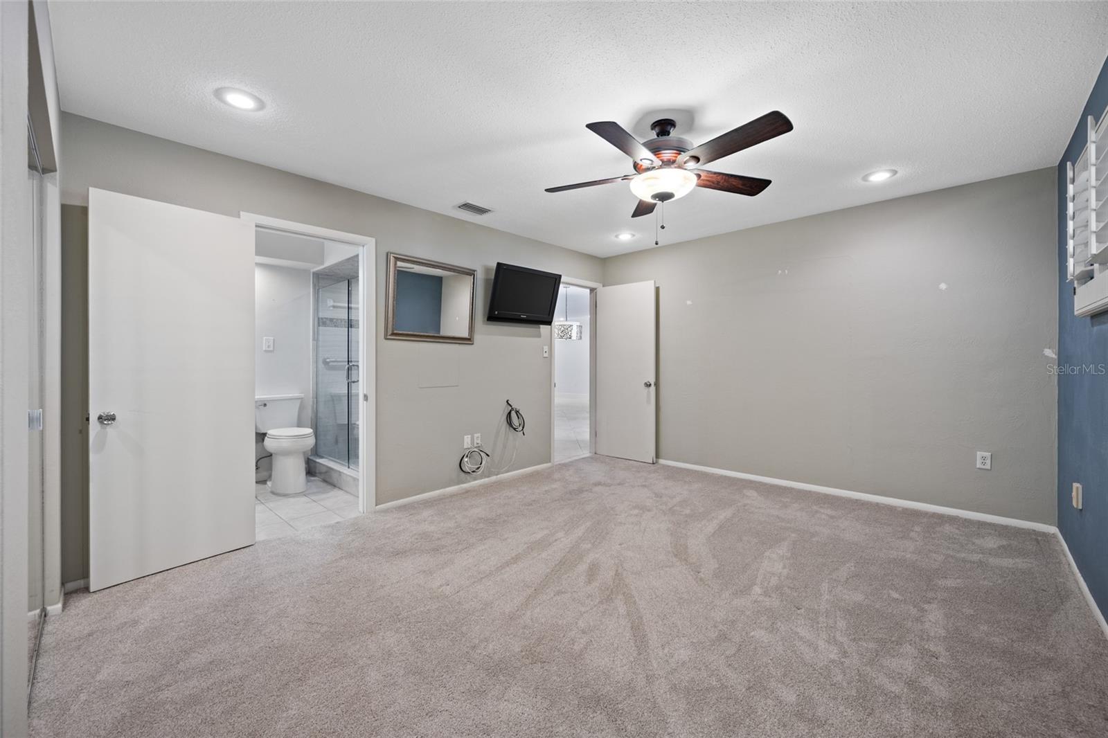 TB8467916 Property Photo