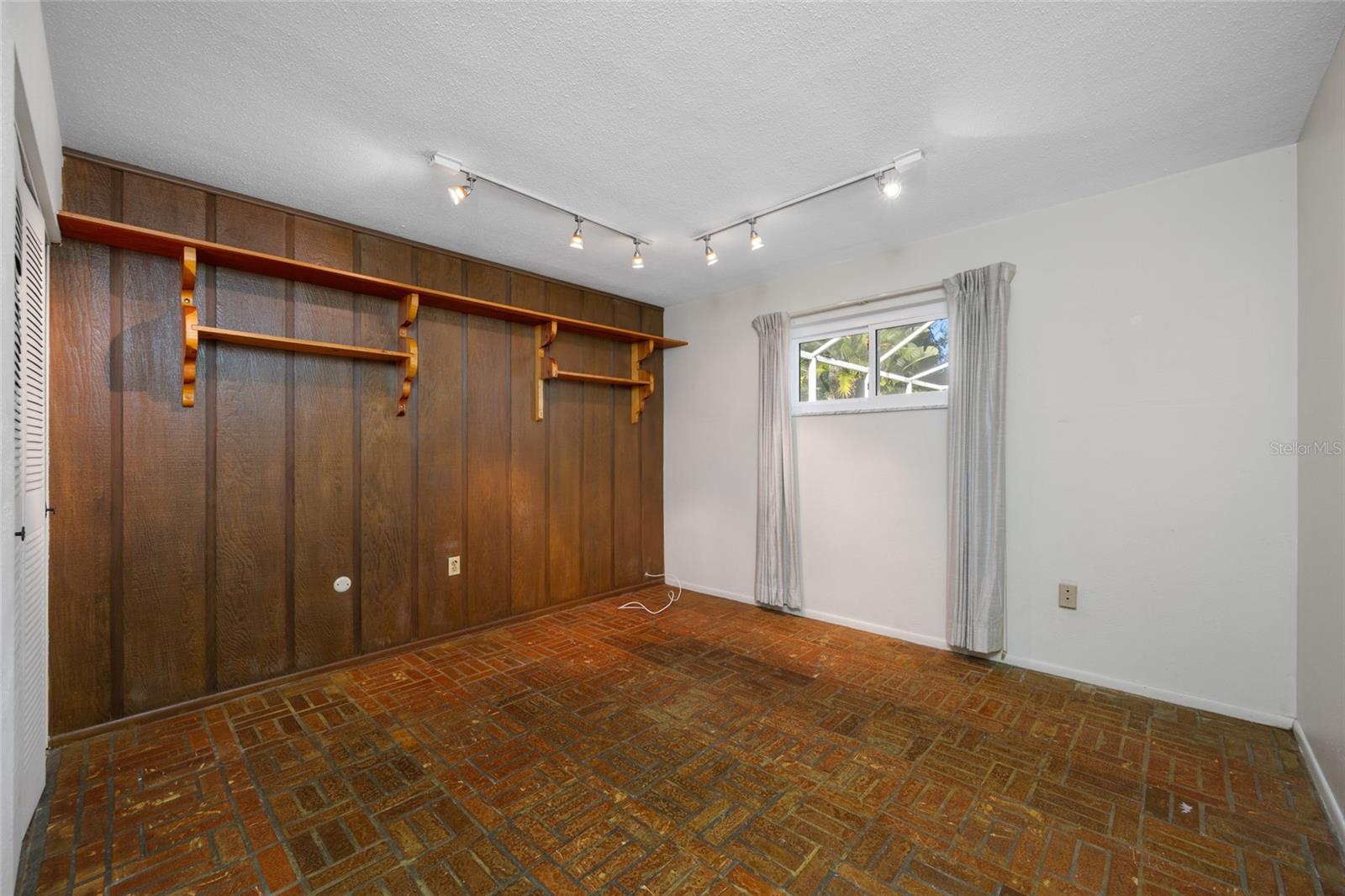 TB8467916 Property Photo