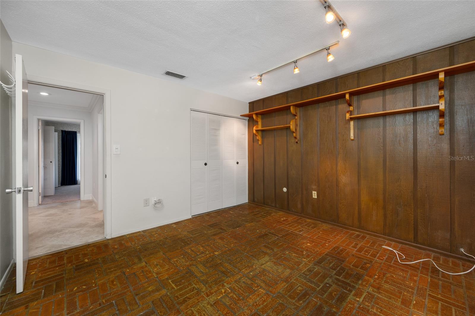 TB8467916 Property Photo