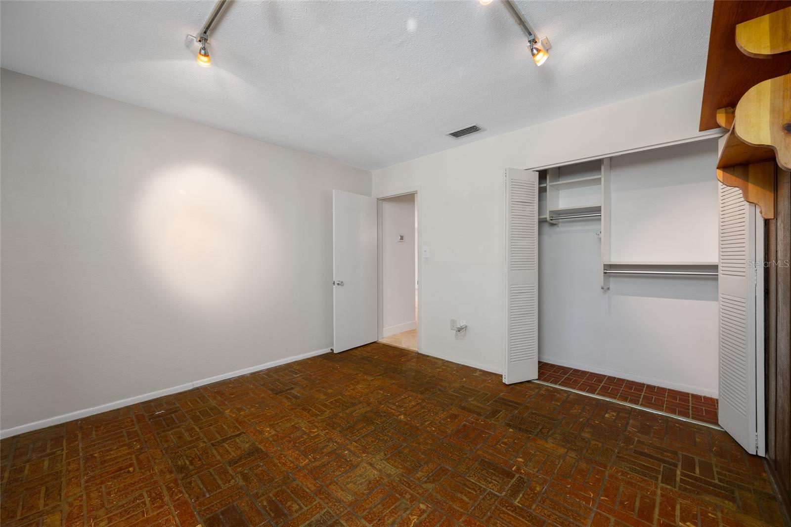 TB8467916 Property Photo