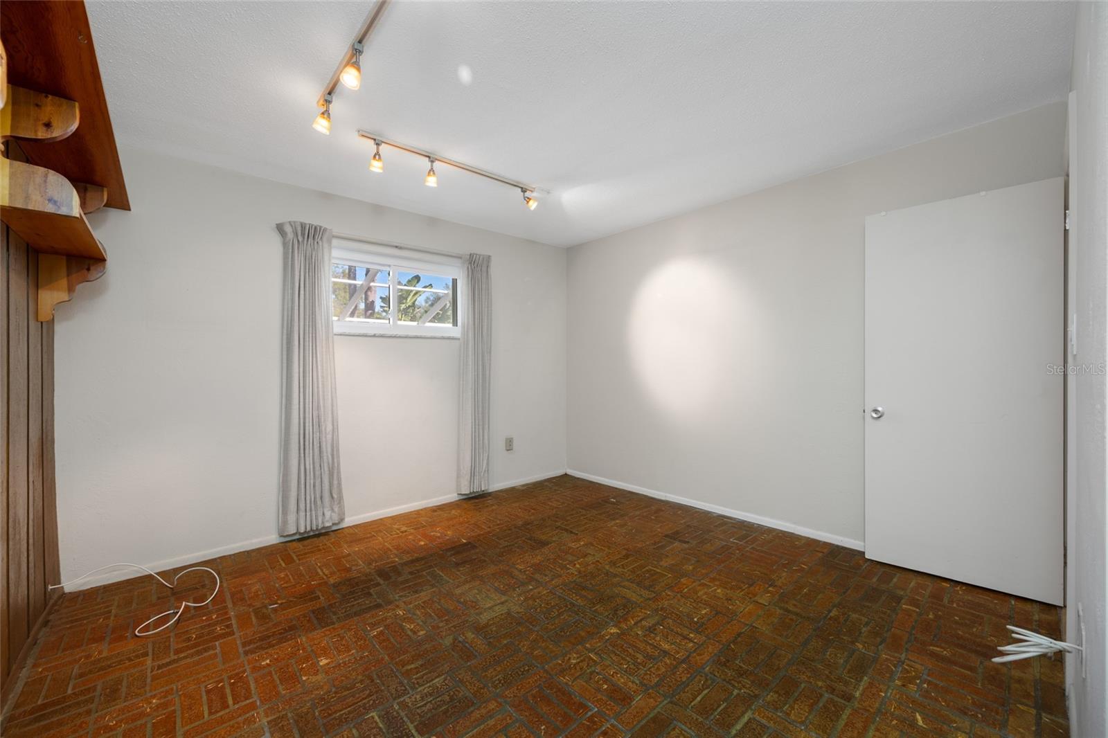 TB8467916 Property Photo