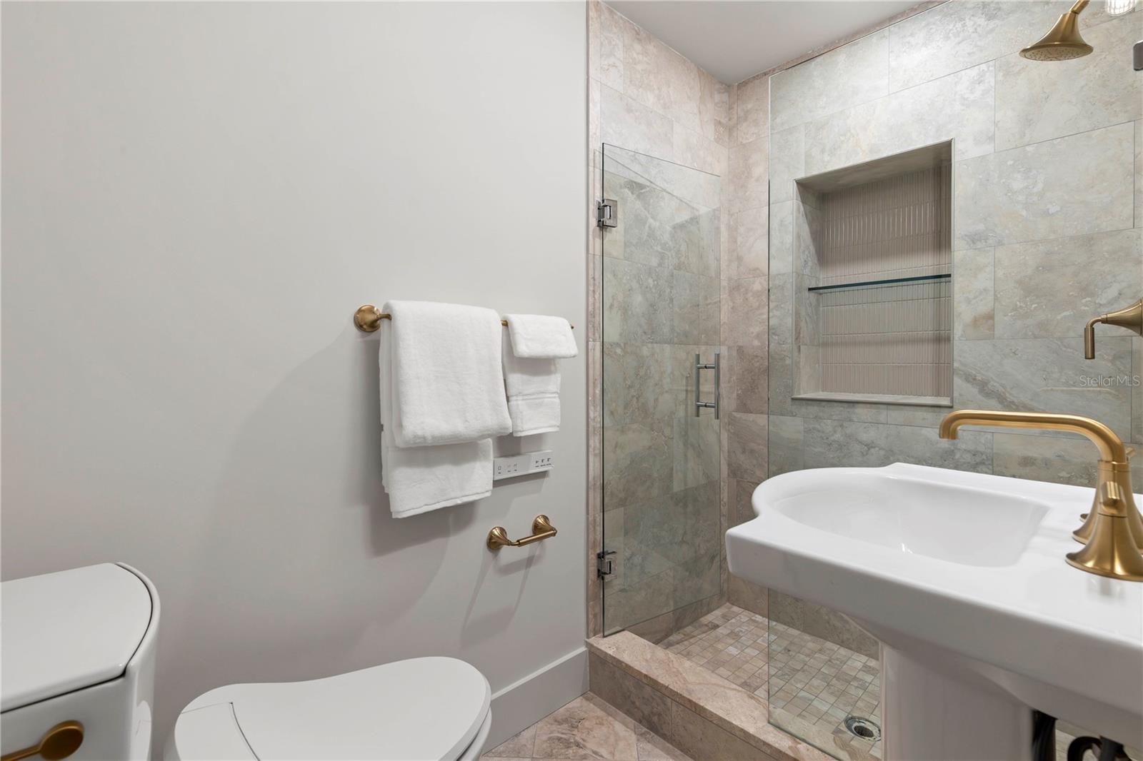 O6376319 Property Photo