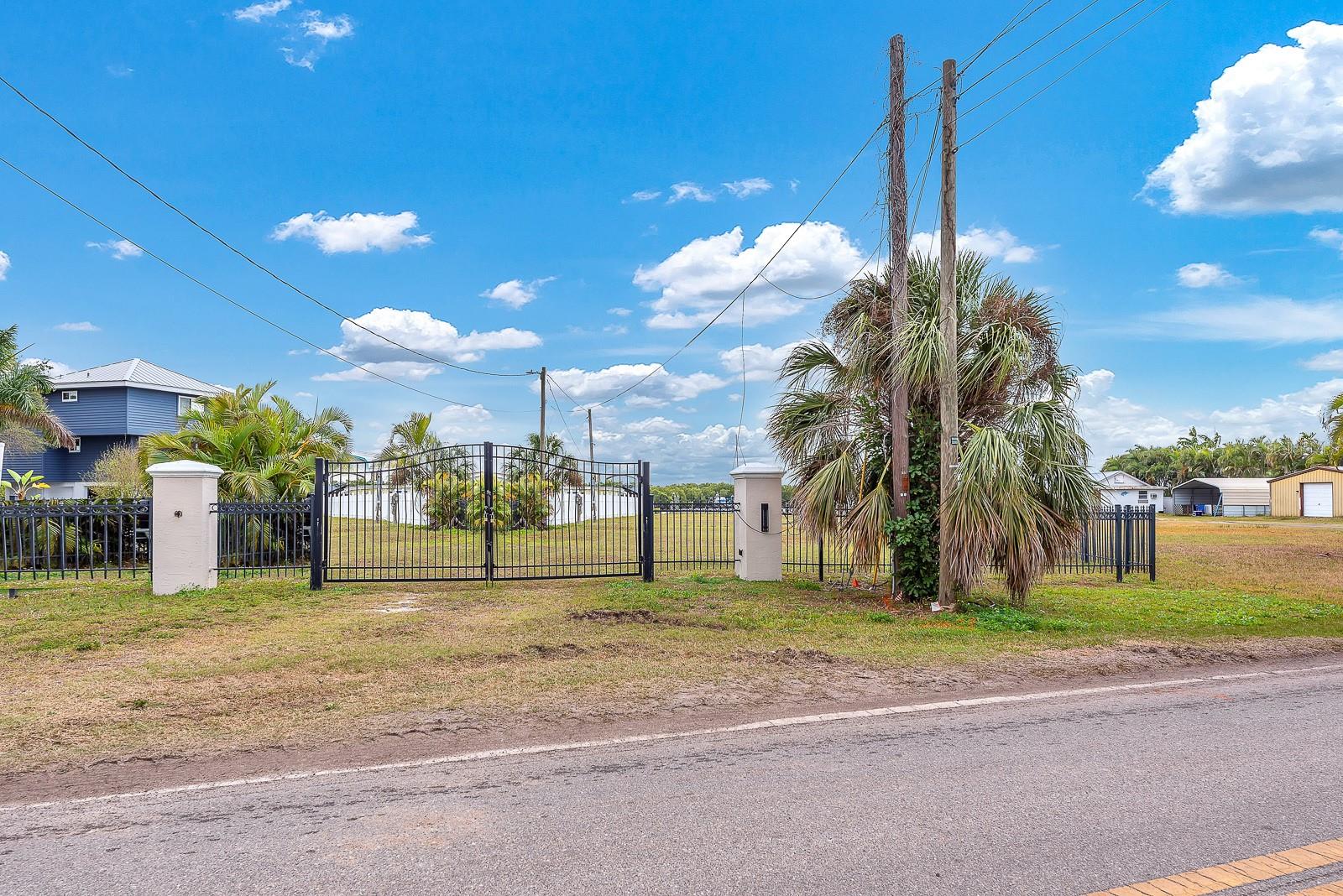 3304 W SHELL POINT RD, RUSKIN, FL, 33570