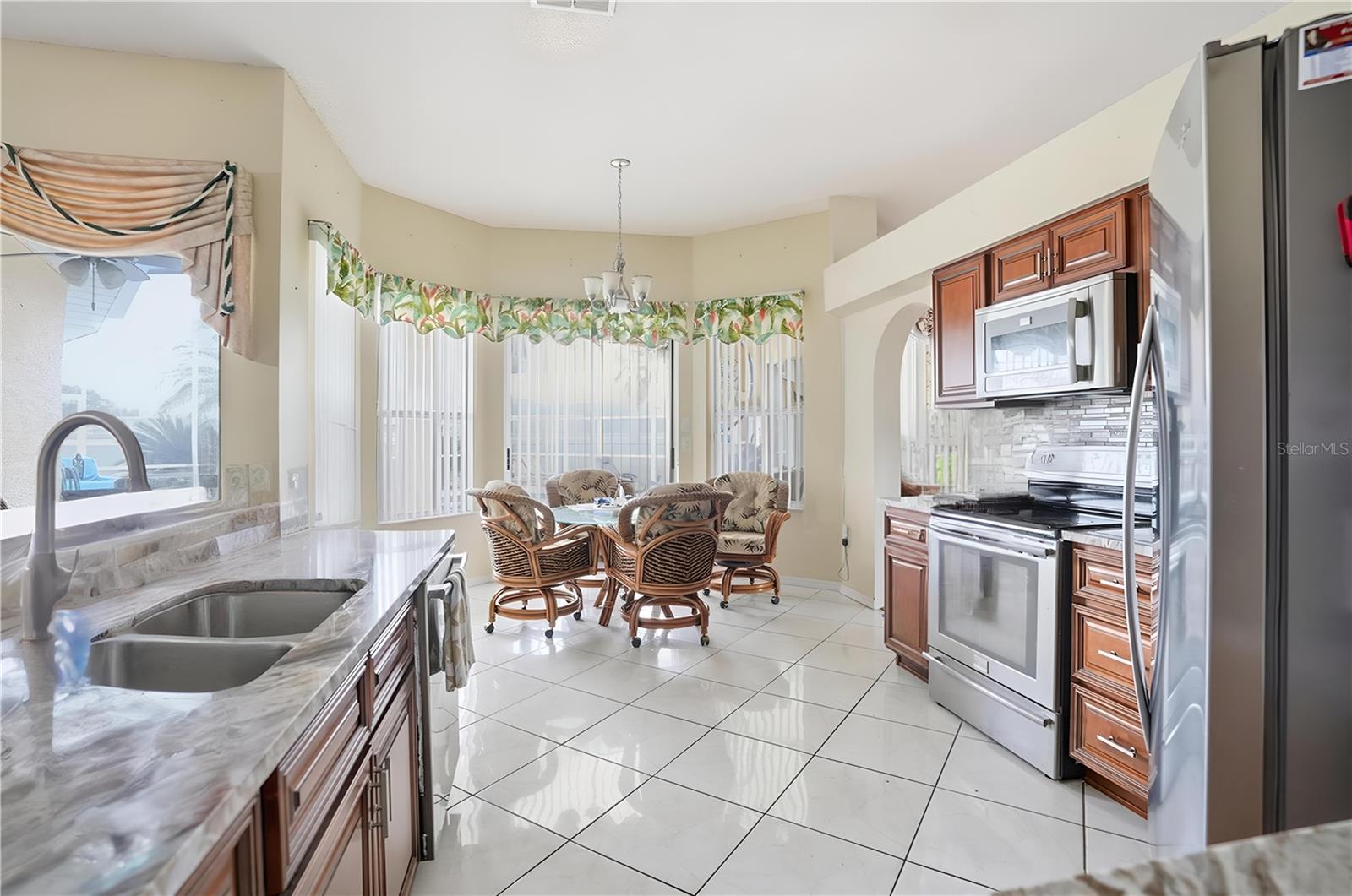 OPEN KITCHEN
