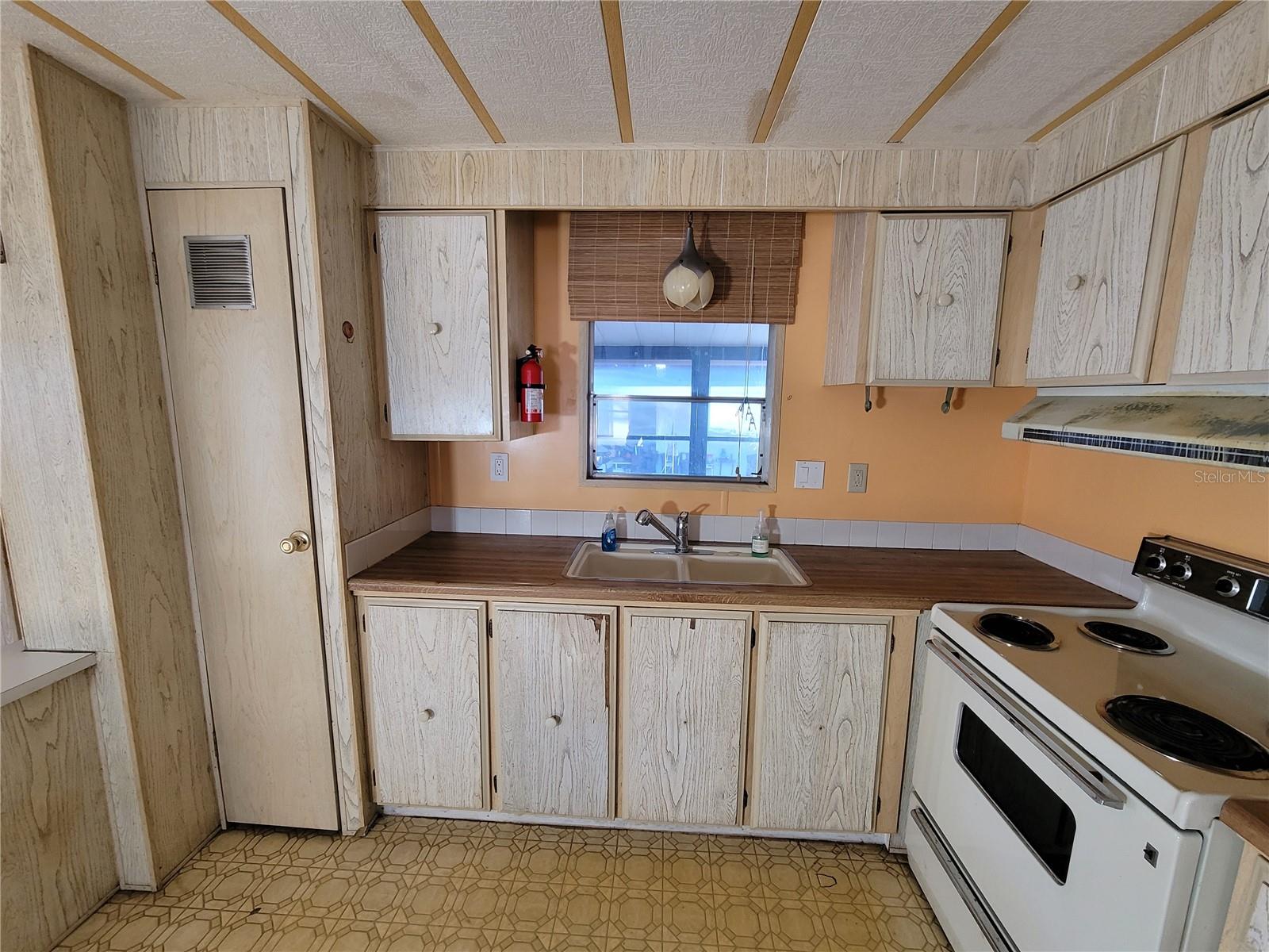 5021 HILL DR, ZEPHYRHILLS, FL, 33542