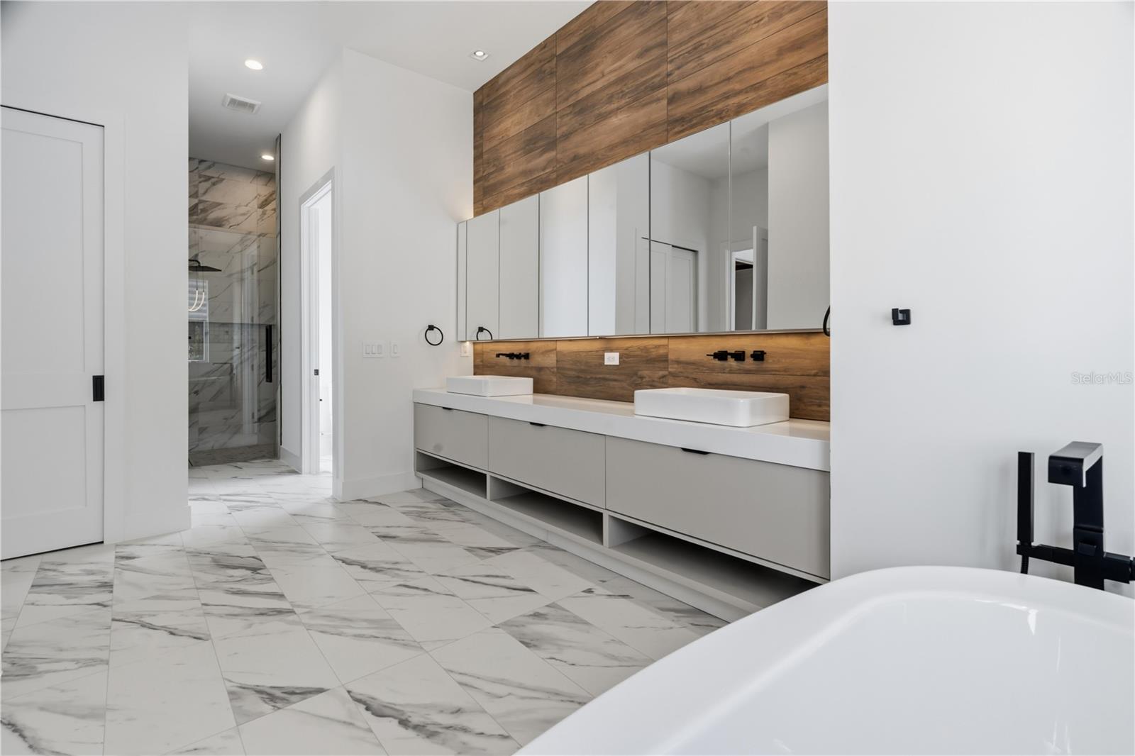 O6376484 Property Photo