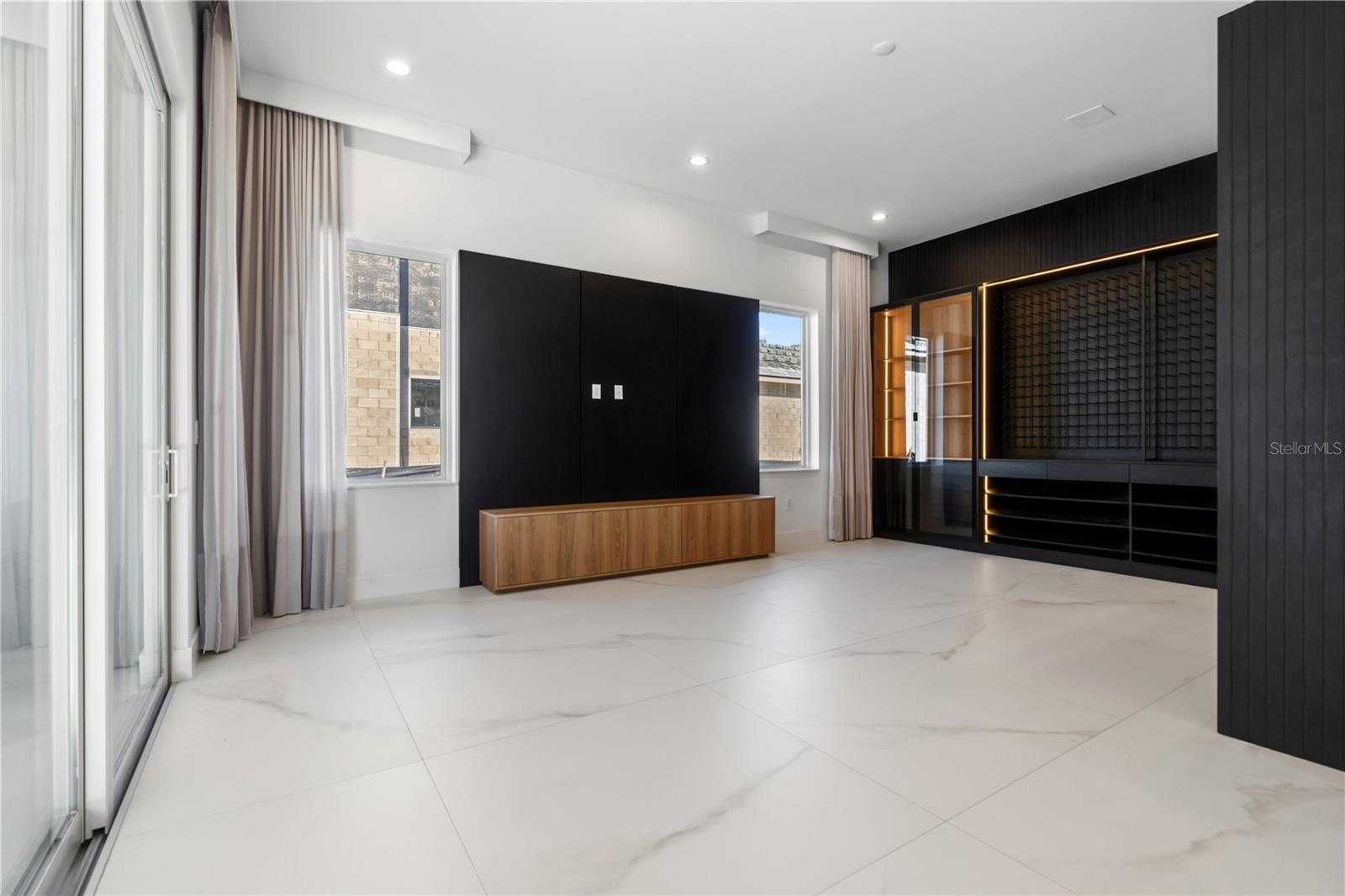 O6376484 Property Photo