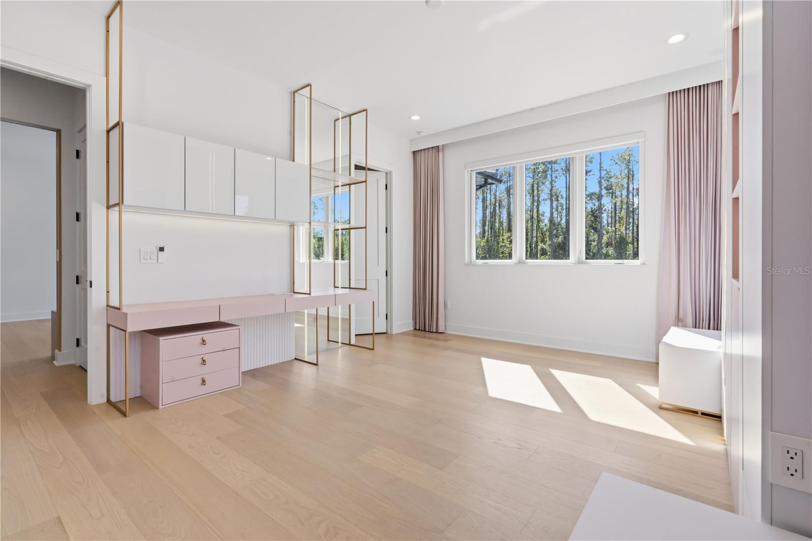 O6376484 Property Photo