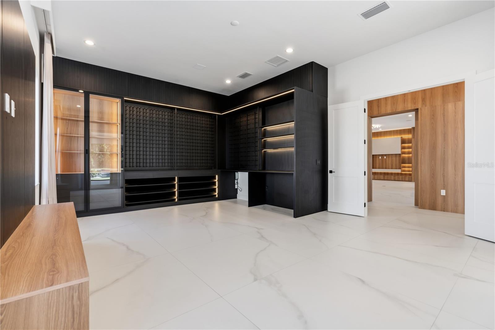 O6376484 Property Photo