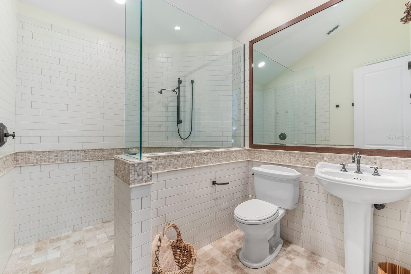 D6145790 Property Photo