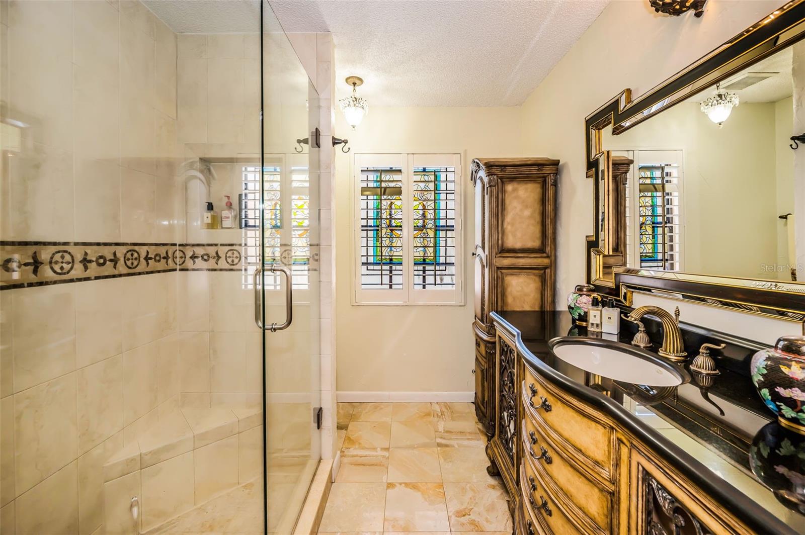 Primary en-suite bath