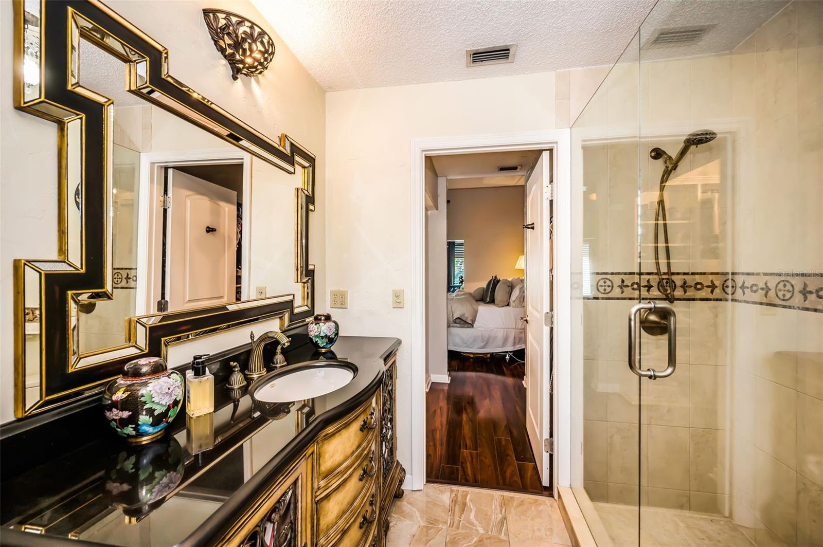 Primary en-suite bath