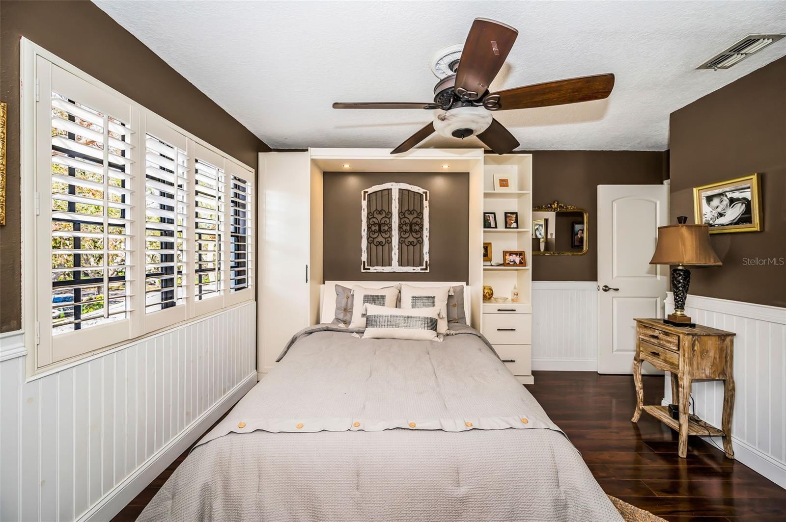 2nd bedroom-upstairs murphy bed
