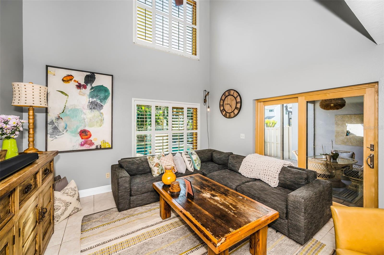 Living area, vaulted ceilings