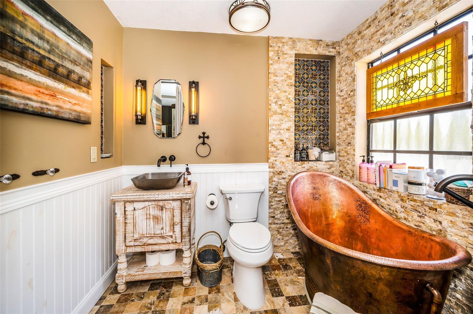 2nd bedroom-2nd floor bath ensuite