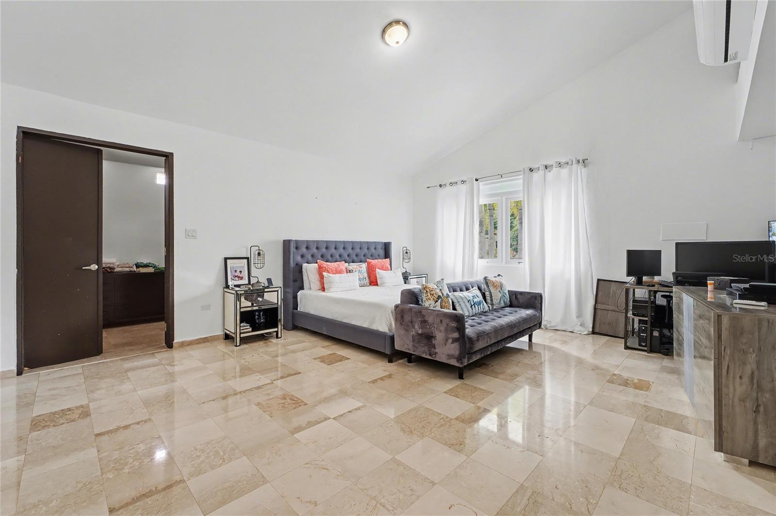 PR9118783 Property Photo