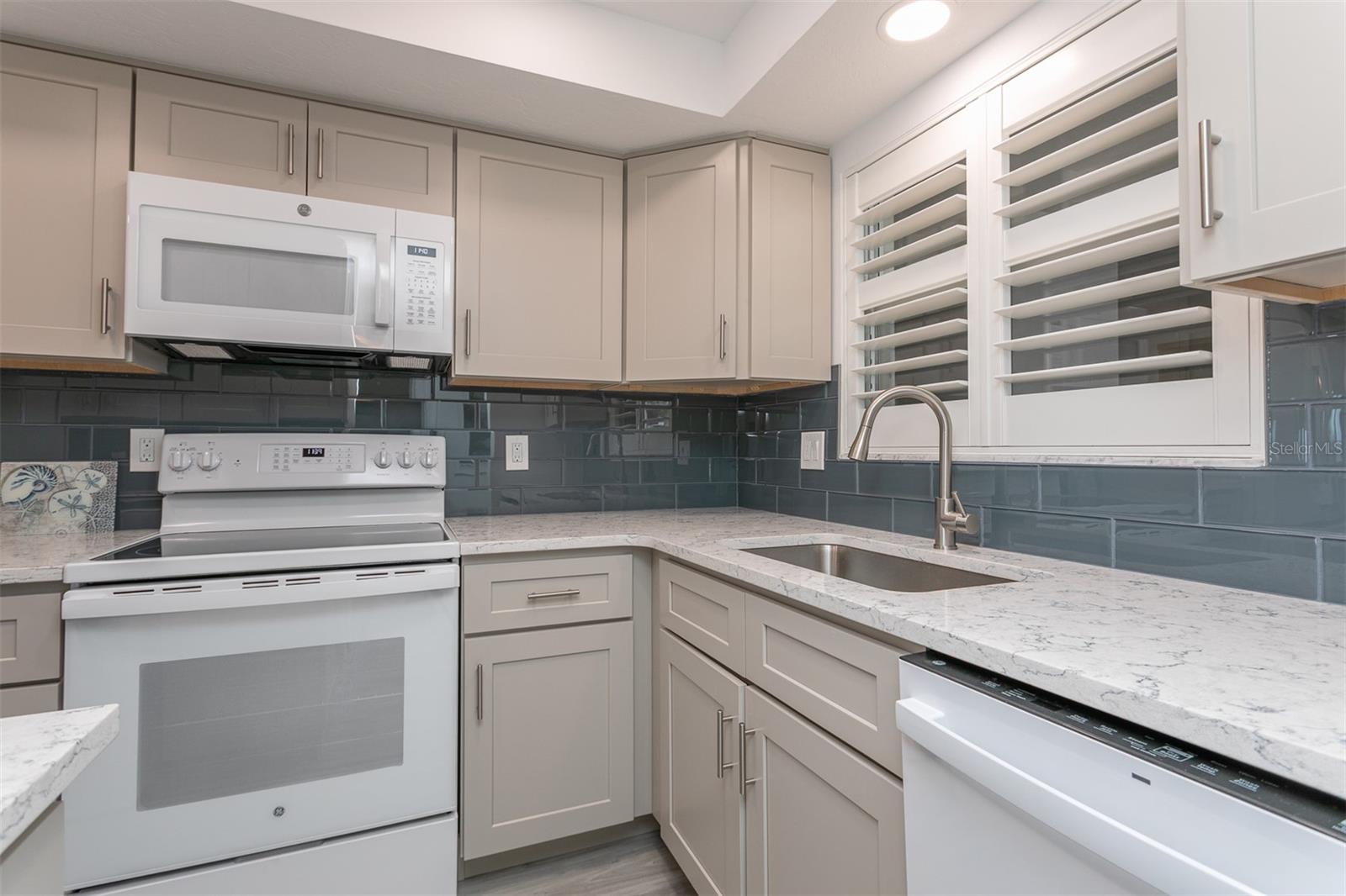 633 ALHAMBRA RD #305, VENICE, FL, 34285