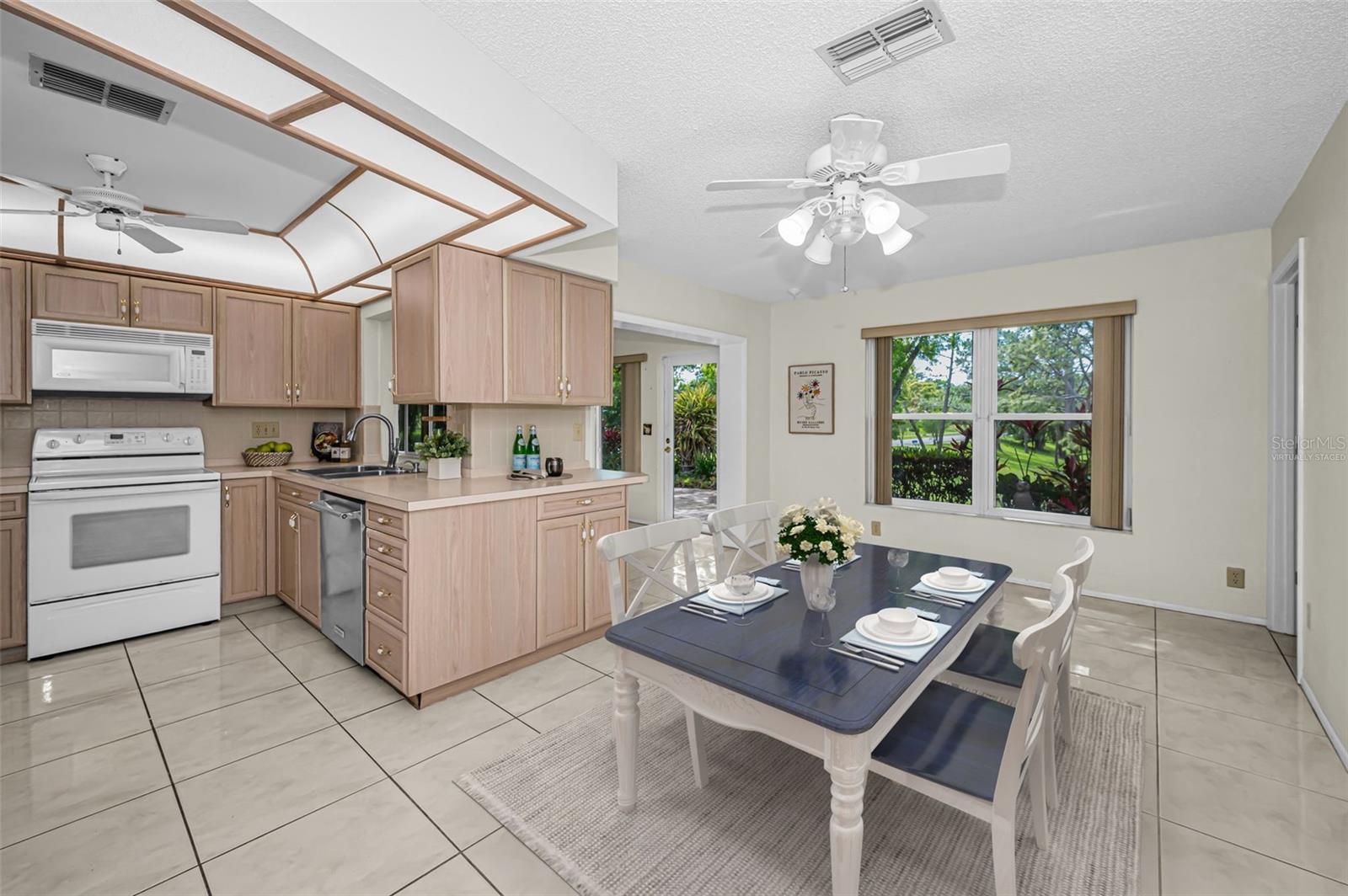 Casual Dining - Virtually Staged