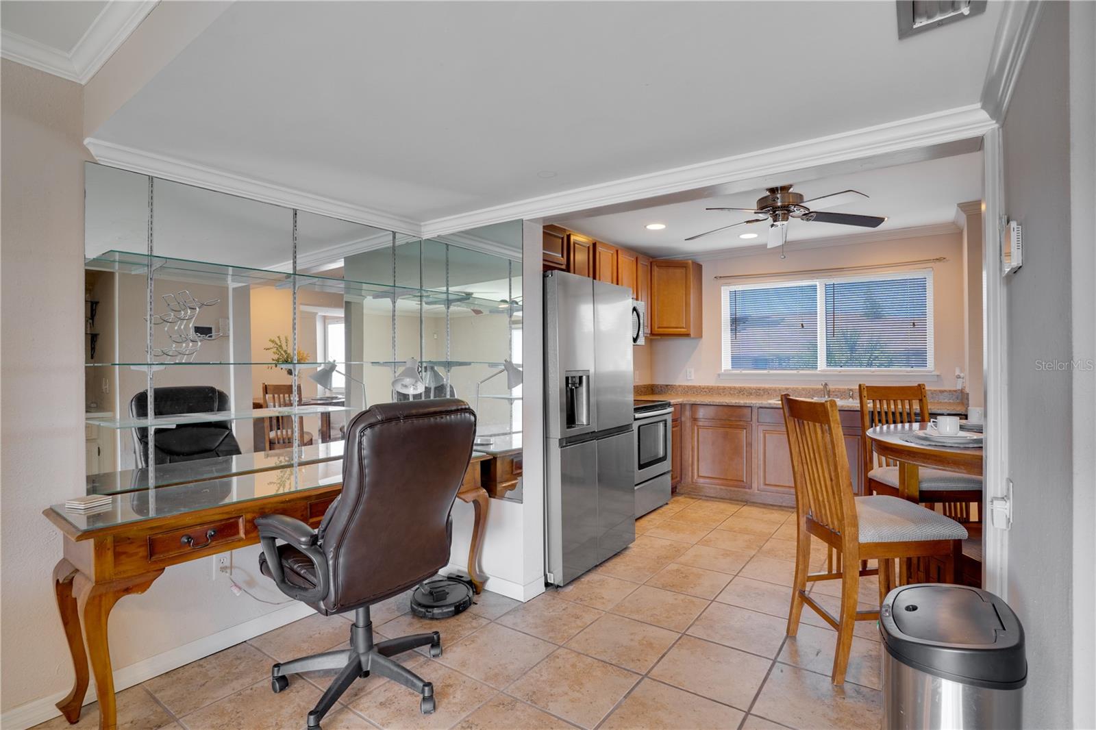 Dinning area with Wet Bar