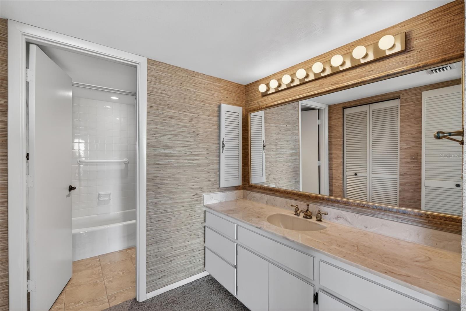 1111 N GULFSTREAM AVE #8D, SARASOTA, FL, 34236