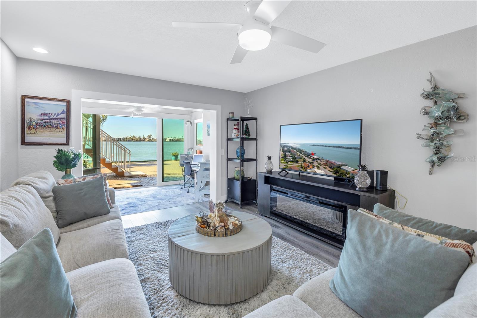 LOUNGE TO FLORIDA ROOM