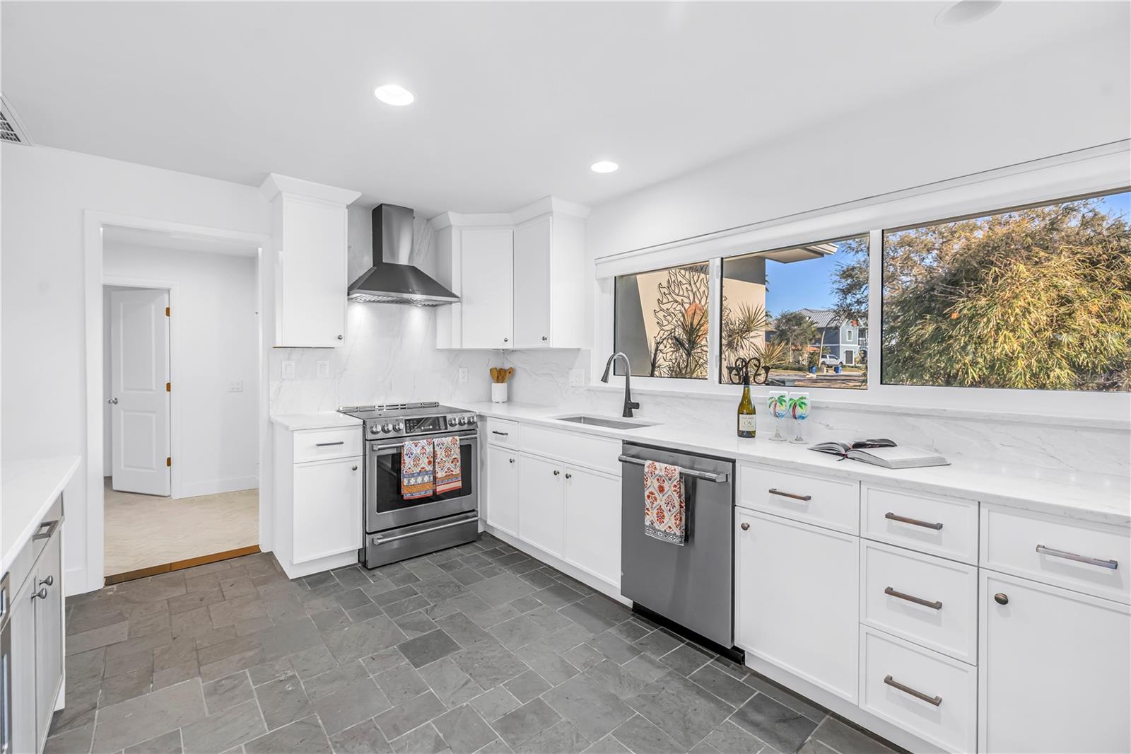 Kitchen/dining/living