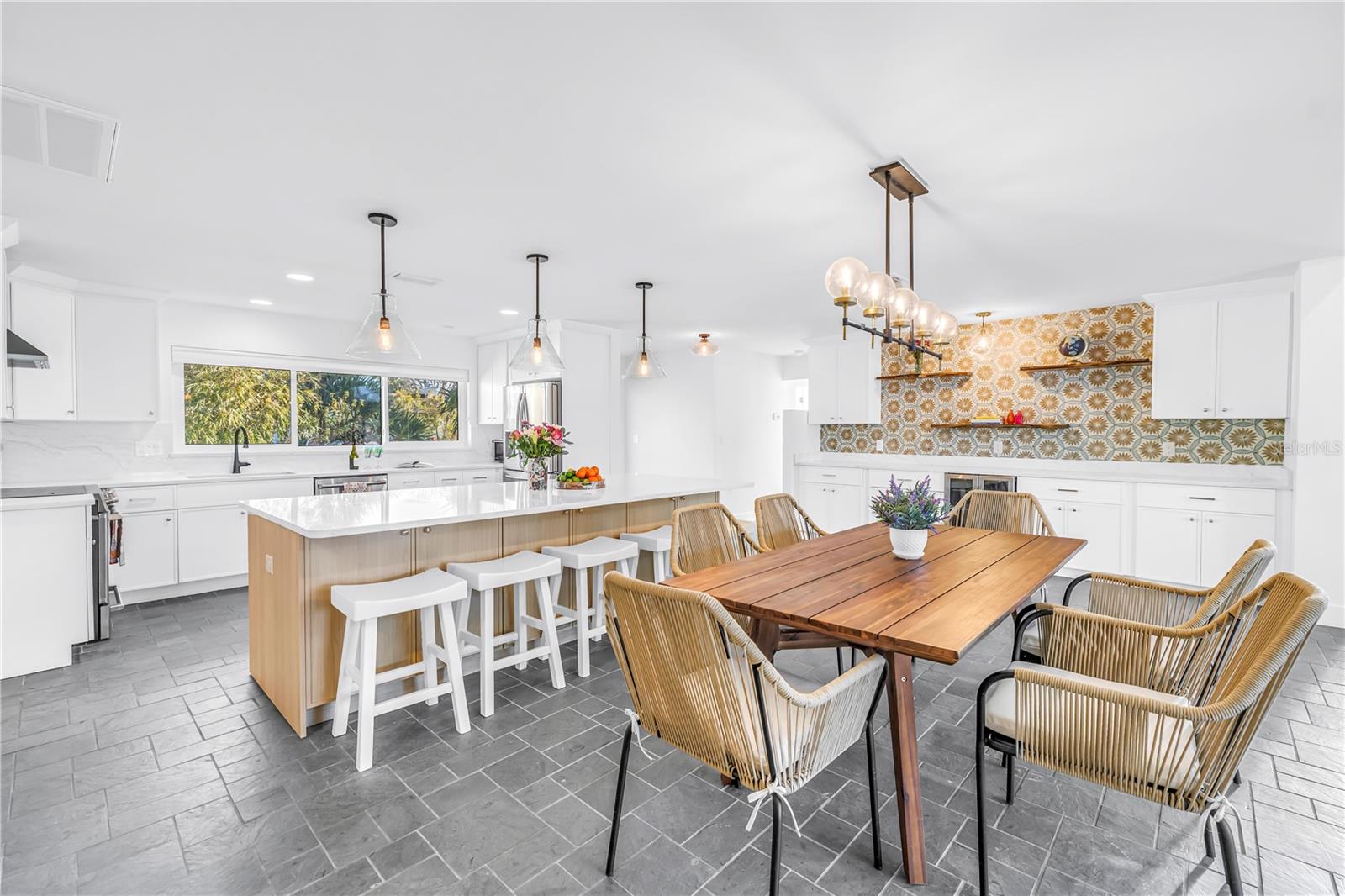 Kitchen/dining/living