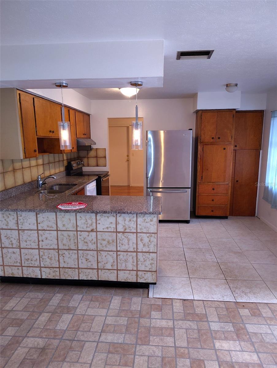 1104 CEDAR LAKE DR, TAMPA, FL, 33612