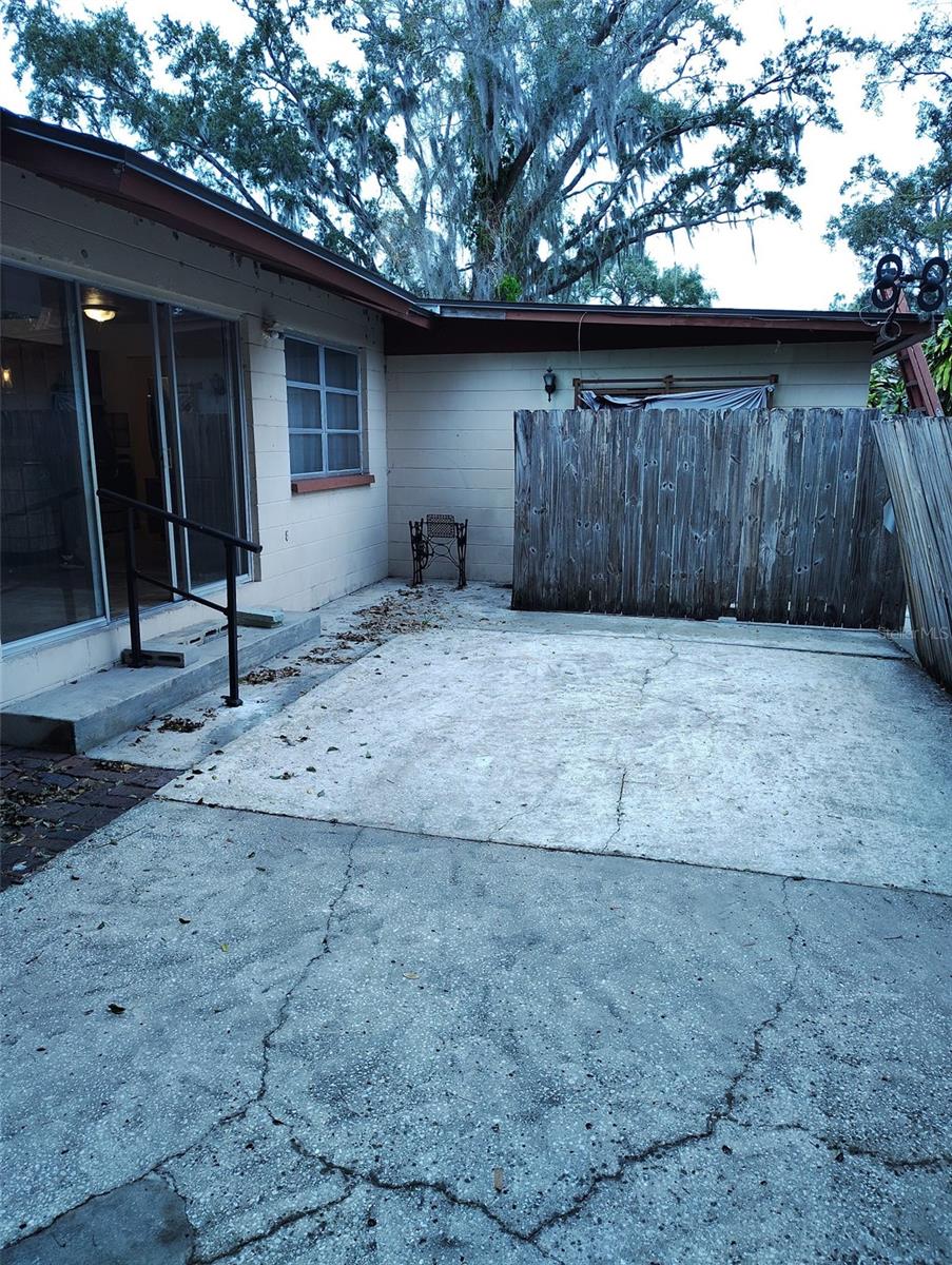 1104 CEDAR LAKE DR, TAMPA, FL, 33612