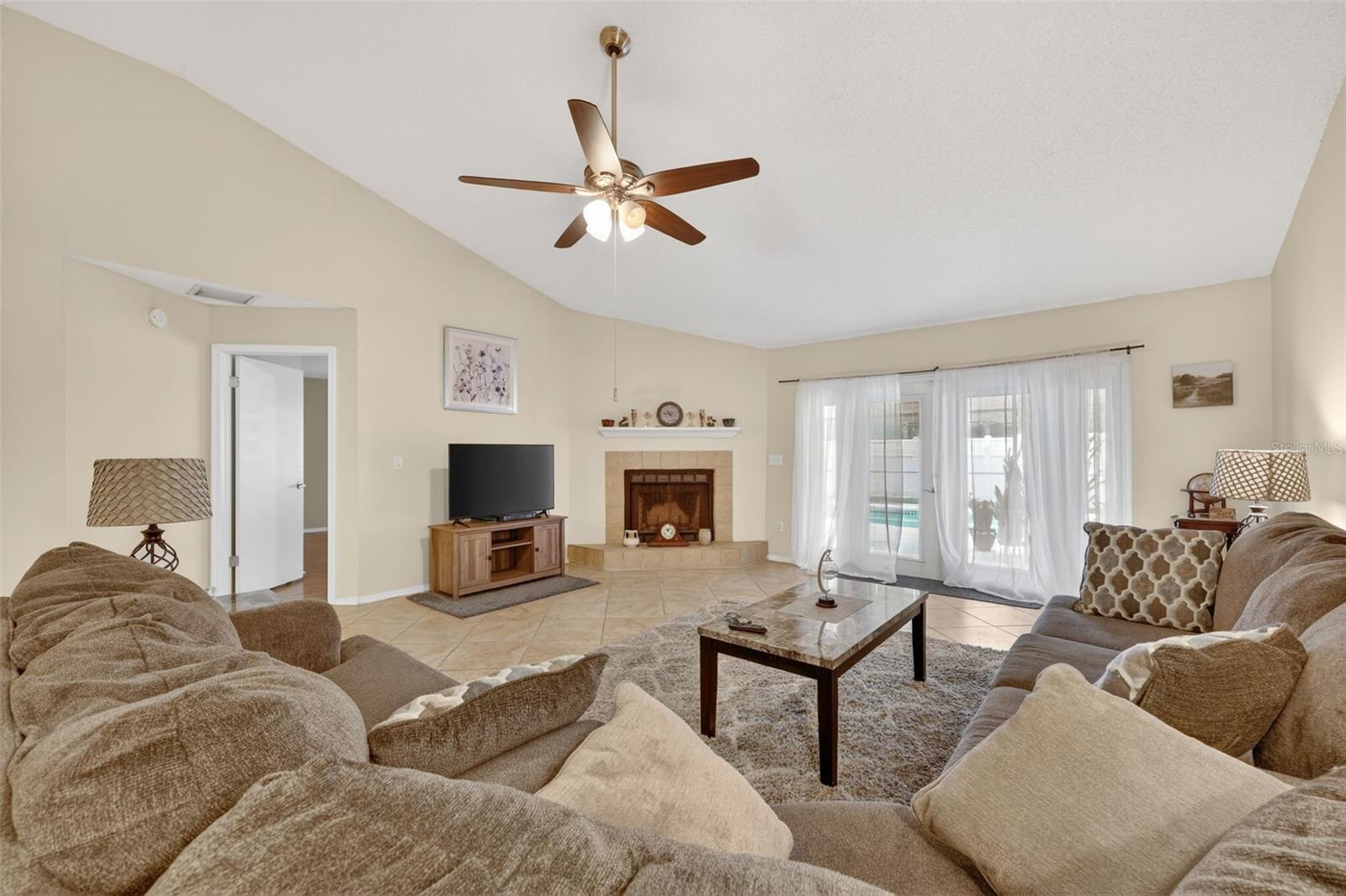 9410 PEBBLE GLEN AVE, TAMPA, FL, 33647