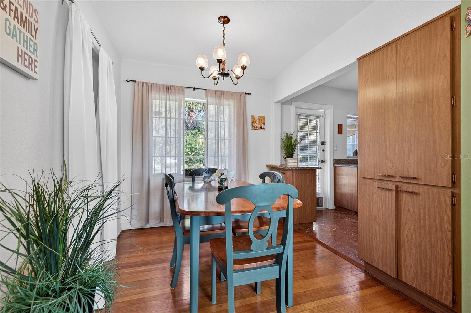 Eat-in space next to the kitchen.