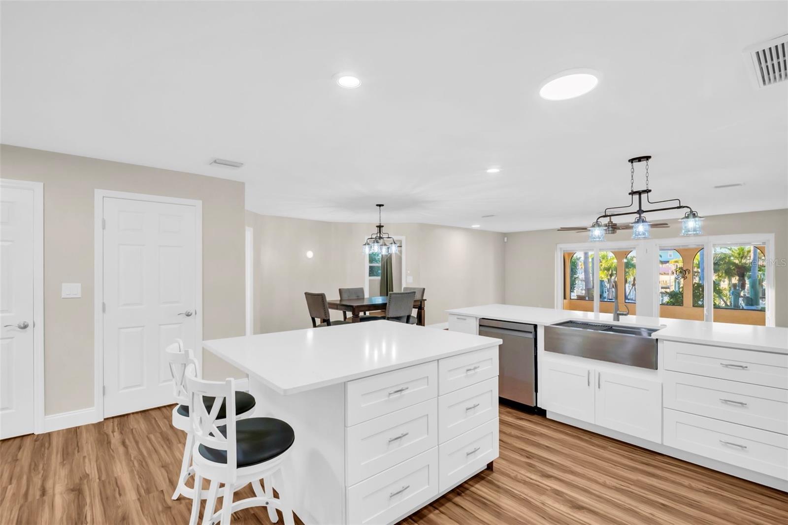 Kitchen / Island Dining