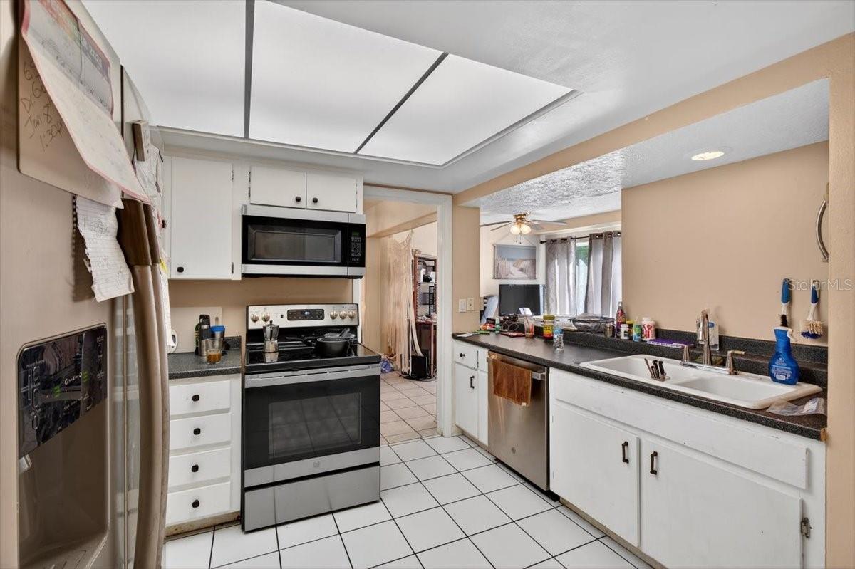 4033 COUNTRY CLUB BLVD, CAPE CORAL, FL, 33904